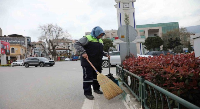 Gemlikte sokakların temizliği kadınlara emanet
