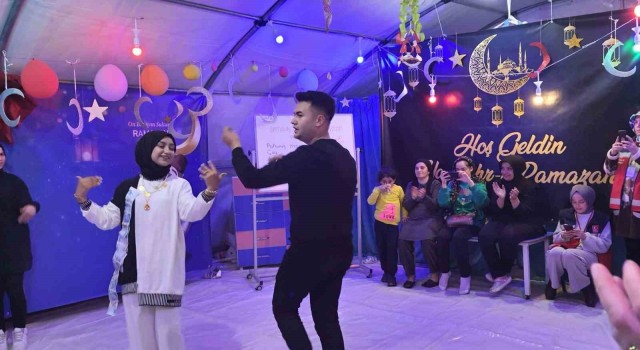 Genç çiftin Çadır Kentte nişan sevinci