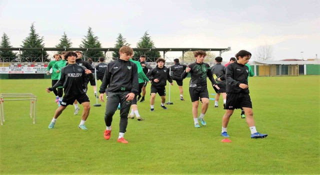 Genç horozlar 4lü finalde şampiyonluk istiyor