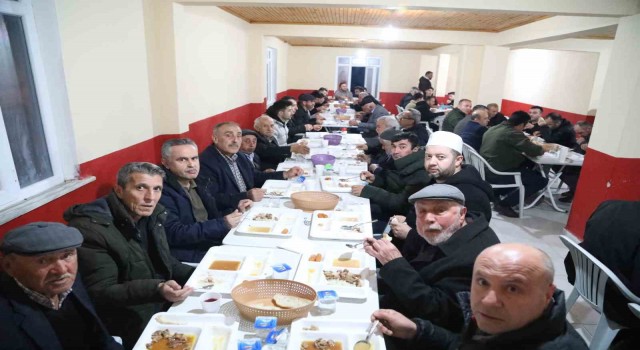Gençlerinden mahalleliye iftar sürprizi