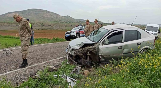 Gercüşte iki otomobil kafa kafaya çarpıştı: 6 yaralı