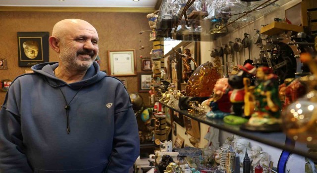 Gezdiği 14 ülkeden getirdikleriyle odasını adeta müzeye çevirdi