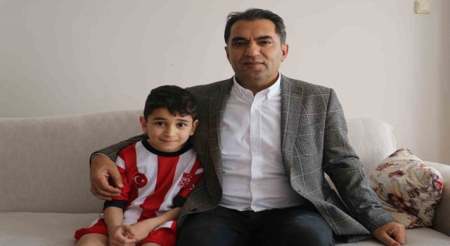 Gezi parasını depremzedelere bağışlamıştı, iyilik yapıp iyilik buldu