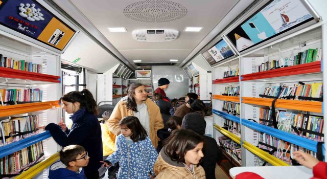 ‘Gezici Kütüphane Otobüsü depremzede misafirlere hizmetine devam ediyor