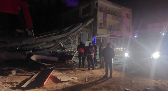 Gölbaşı ilçesinde ağır hasarlı 4 katlı bina çöktü