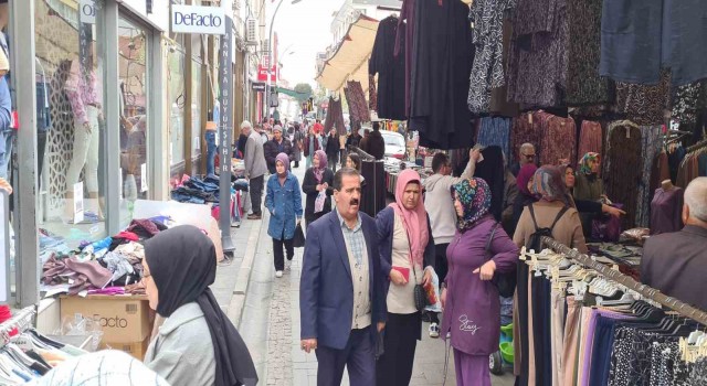 Gördeste bayram alışverişi esnafın yüzünü güldürdü