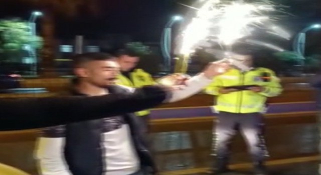 Görev başındaki polislere esnaftan yaş pastalı ve meşaleli sürpriz kutlama