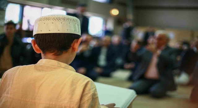 Görme engelli depremzede parmaklarıyla Kuran-ı Kerimi görerek hafız oldu