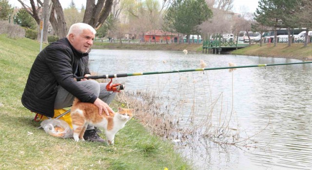 Güneşli havayı gören vatandaşlar soluğu park ve bahçelerde aldı