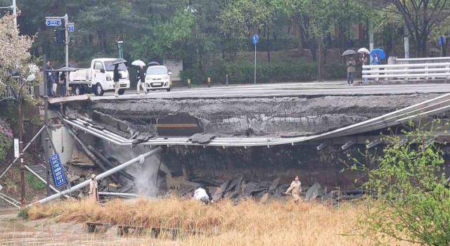 Güney Korede köprü çöktü: 1 ölü, 1 yaralı