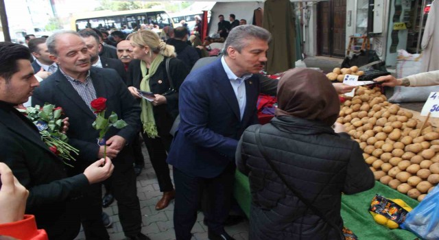 Güngörende AK Partili aday ile vatandaş arasında güldüren ‘kedi diyaloğu