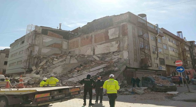 Güngörende metruk bina çöktü, 1 bir kişi yaralı olarak kurtarıldı