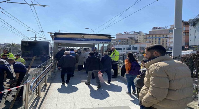 Güngörende tramvay raydan çıktı