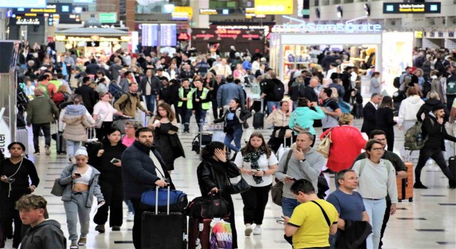 Günlük 100 uçağın indiği Antalyada yüzde 60 farkla 1 milyon rekoru erken kırıldı