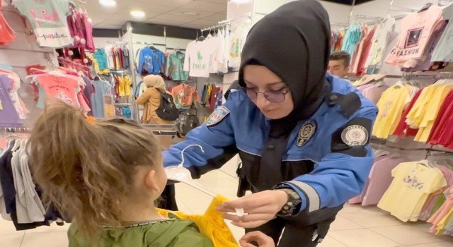 Hakkari polisi ihtiyaç sahibi çocukları giydirdi