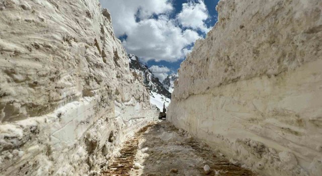 Hakkaride 5 metreyi bulan karda yol açma çalışması