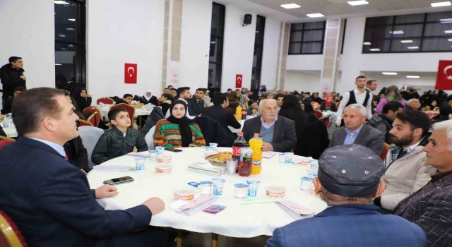 Hakkaride şehit aileleri ve gaziler için iftar yemeği verildi