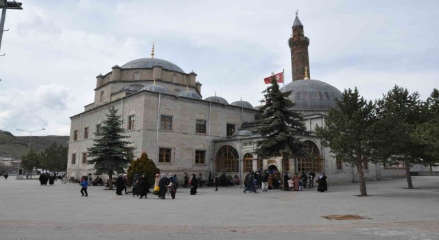 Harakani Türbesinde Kadir Gecesi bereketi!