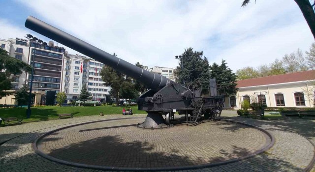 Harbiye Askeri Müzesinde tarihi kılıçlara bakım çalışması
