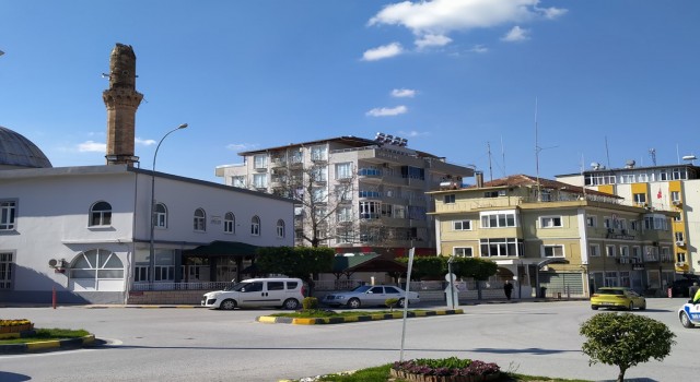 Hasarlı caminin minaresi böyle yıkıldı