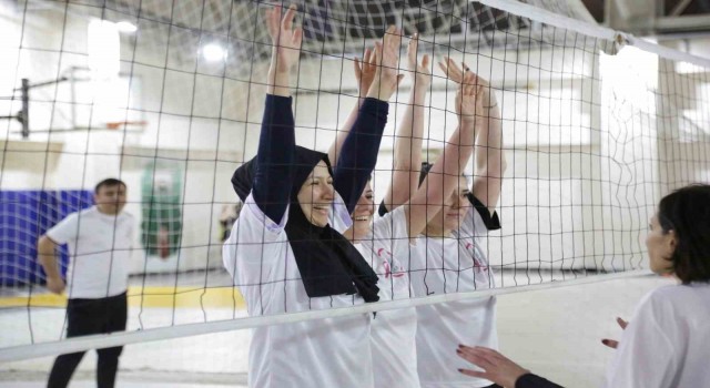 Hastane çalışanları kansere dikkat çekmek için voleybol maçı yaptı