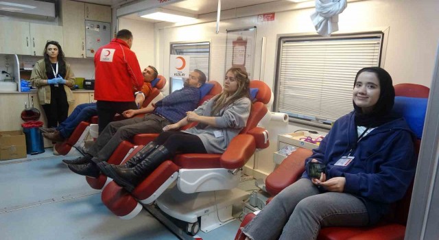 Hastane personelinden Kızılaya destek