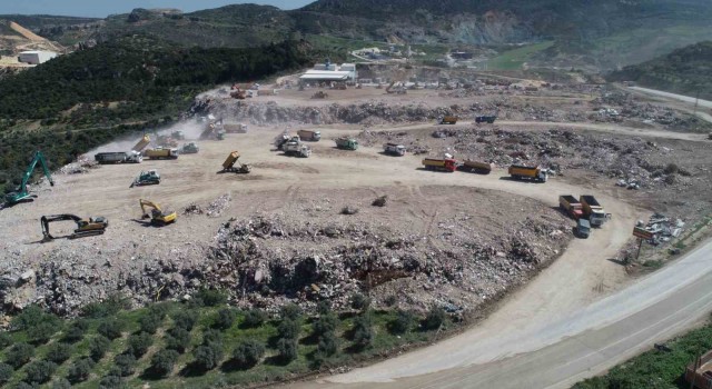 Hatayda 1 milyon 400 bin ton molozun döküldüğü vadi havadan görüntülendi