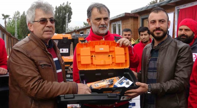 Hatayda 193 esnafa takım çantası verildi