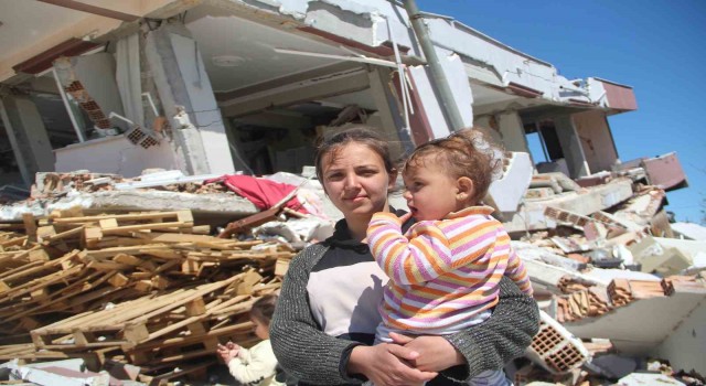 Hatayda 3 katlı binanın depremde yıkılmasını paletler önledi
