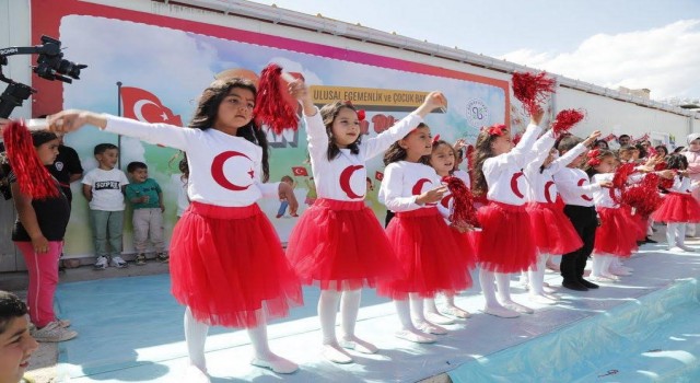 Hatayda afetzede çocuklar dünya barışı için güvercin uçurdu