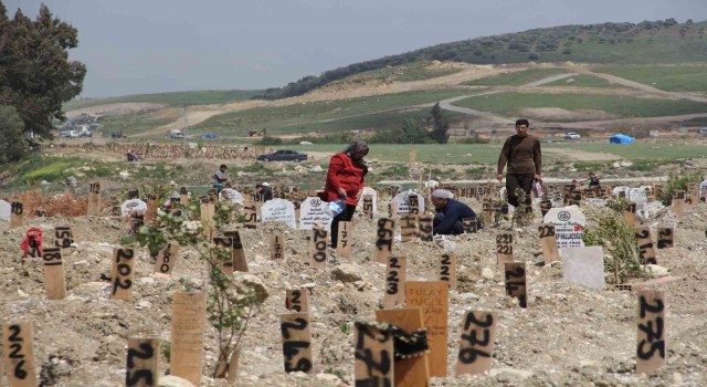 Hatayda bayram öncesinde mezarlıklarda büyük hüzün