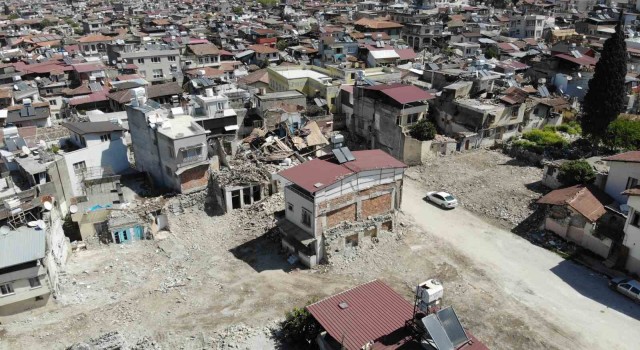 Hatayda enkazların gölgesinde bayram hazırlığı