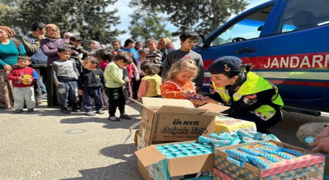 Hatayda Jandarmadan çocuklara bayram sürprizi