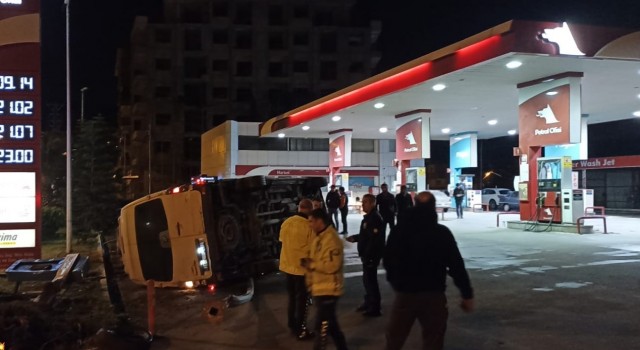 Hatayda kontrolden çıkan minibüs benzin istasyonuna daldı
