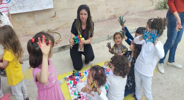 Hataylı öğretmen adayı onlarca kaybını çocuklara sarılarak unutuyor