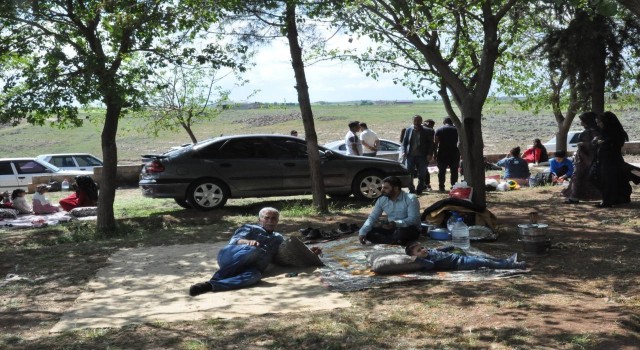 Havaların ısındığı Şanlıurfada vatandaşlar mesire alanlarına akın etti