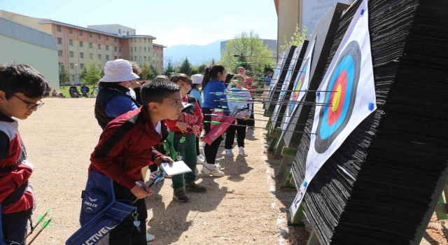 Hedefi 12den vuran minik okçular göz doldurdu