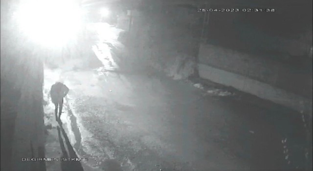 Hırsızlık anı güvenlik kamerasına yansıdı