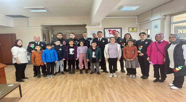 Hisarcıkta minik öğrenciler polis amcalarının haftasını kutladı