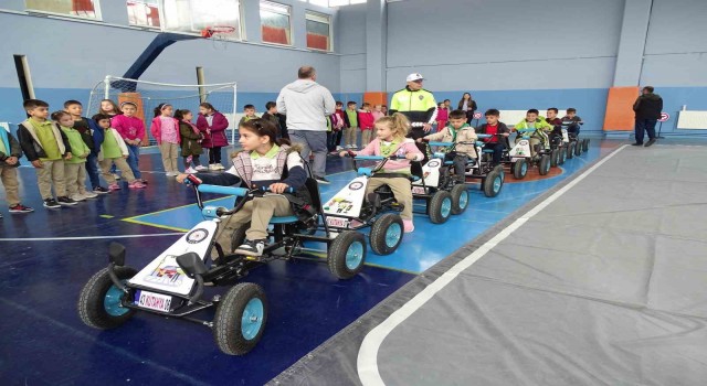 Hisarcıkta öğrencilere uygulamalı ve teorik trafik eğitimi