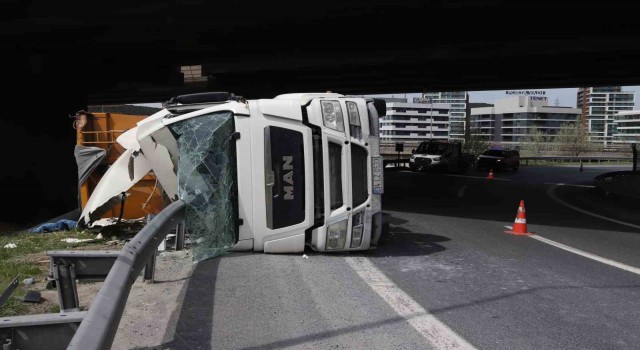 Hızını alamayan kamyon bariyerlere çarparak yan yattı:1 yaralı