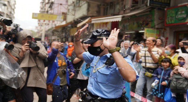 Hong Kongda polise su sıkan 2 kişi gözaltına alındı