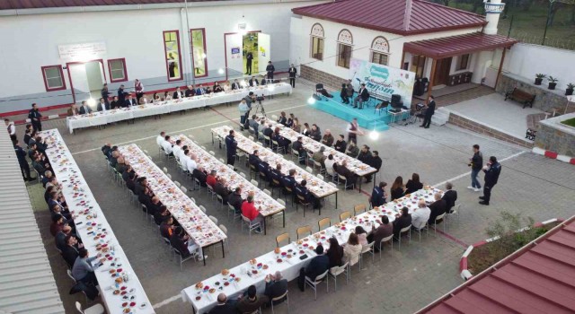 Hükümlülerin ilahileri protokolü mest etti