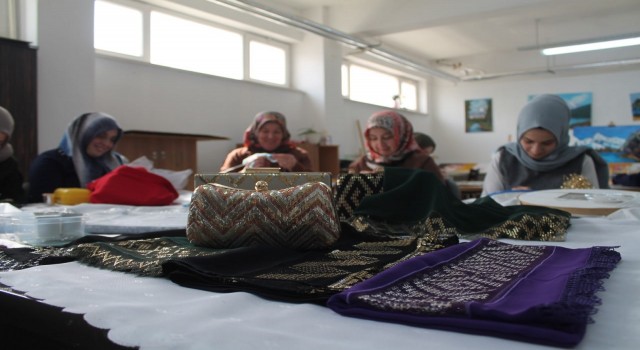 Hünerli kadınlar hem üretiyor hem de ev ekonomisine katkı sağlıyorlar