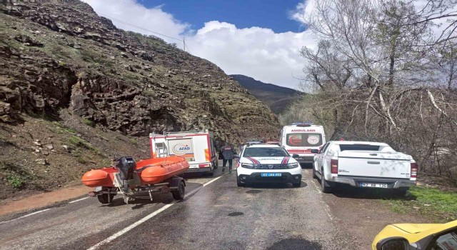 İçerisinde 3 kişinin bulunduğu araç Munzur Nehrine uçtu, arama çalışmaları sürüyor