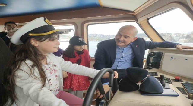 İçişleri Bakanı Soylu çocuklarla boğaz turu yaptı