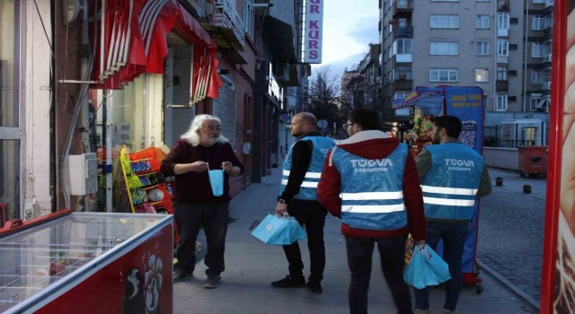 ‘İftara Beş Kala programında vatandaşlara hurma ve su ikram edildi
