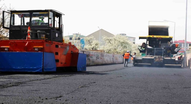 Iğdırda asfaltlama devam ediyor