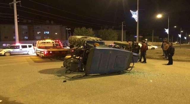 Iğdırda otomobil traktöre çarptı: 6 yaralı