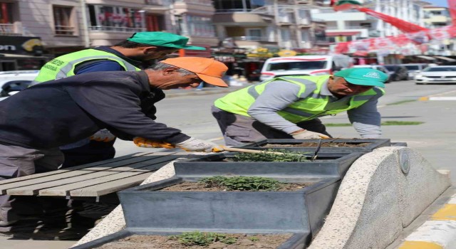 Iğdırda şehir genelinde çiçek ekimi